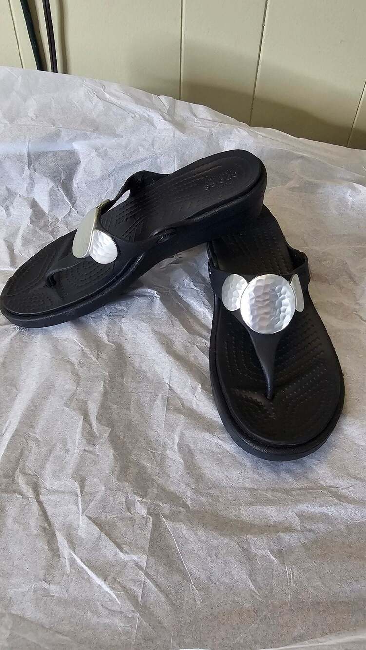 Crocs Sanrah Hammered Circle Wedge Flip Sandals
Size 6